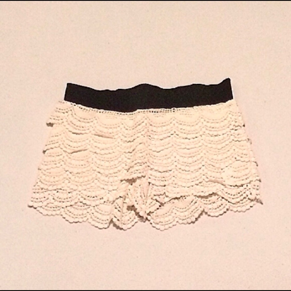 ⭐️NEW lace shorts⭐️cream lace w/black elastic band